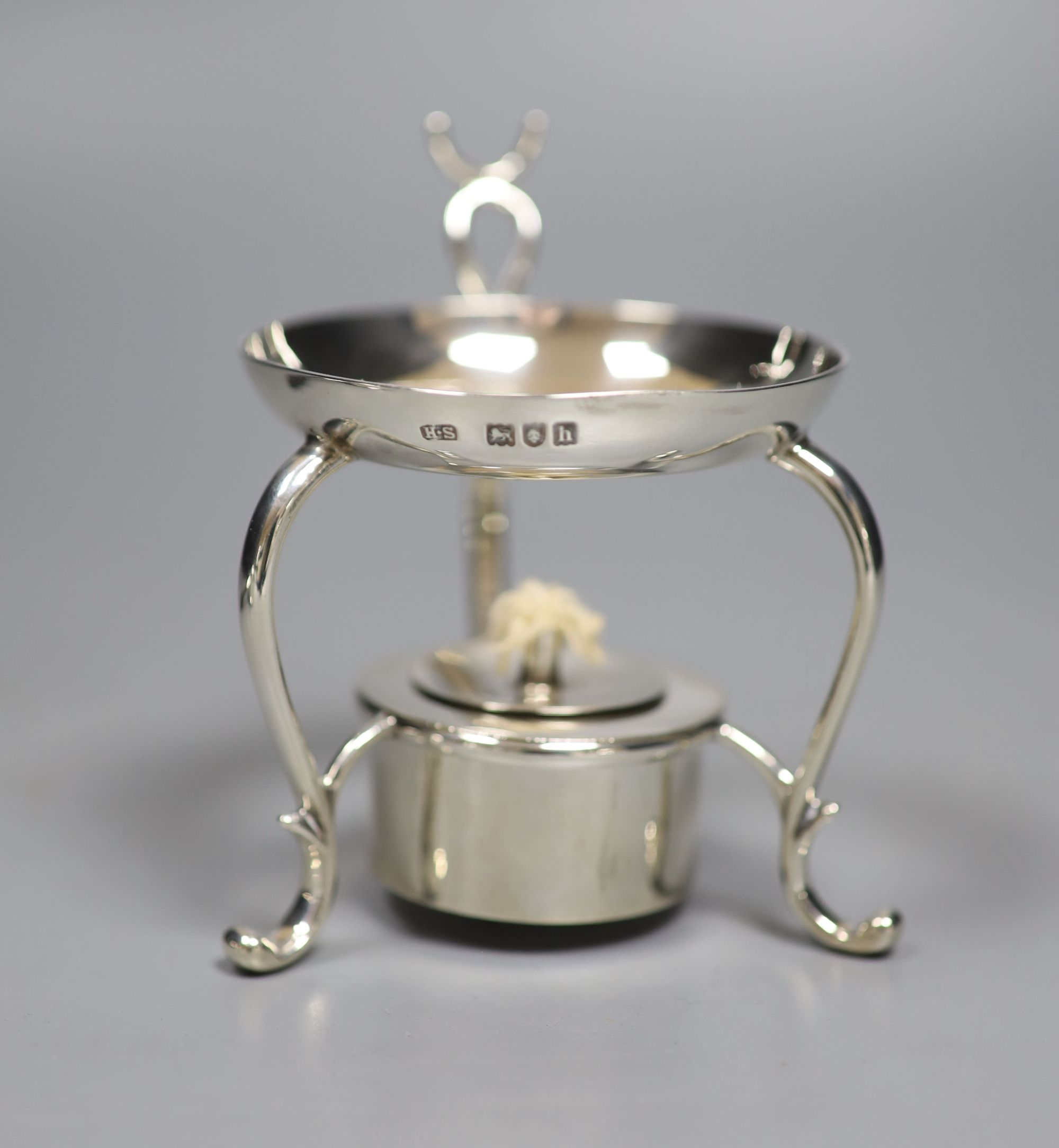 An Edwardian silver brandy warmer, on stand with burner, Henry Stratford, London, 1903, height 14.7cm, gross 9oz.